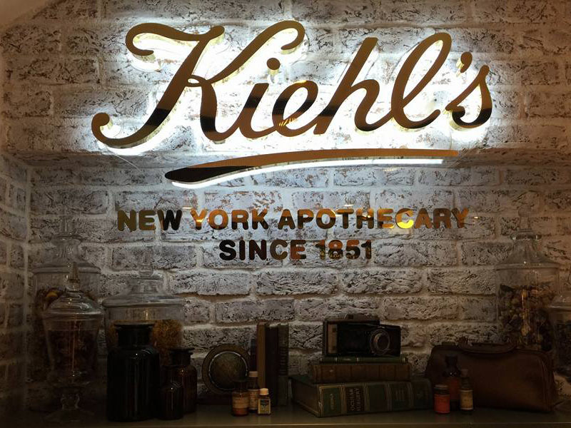 iç mekan sari paslanmaz krom tabela